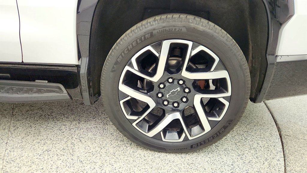 Used 2024 Chevrolet Silverado EV RST AWD/4WD image 9