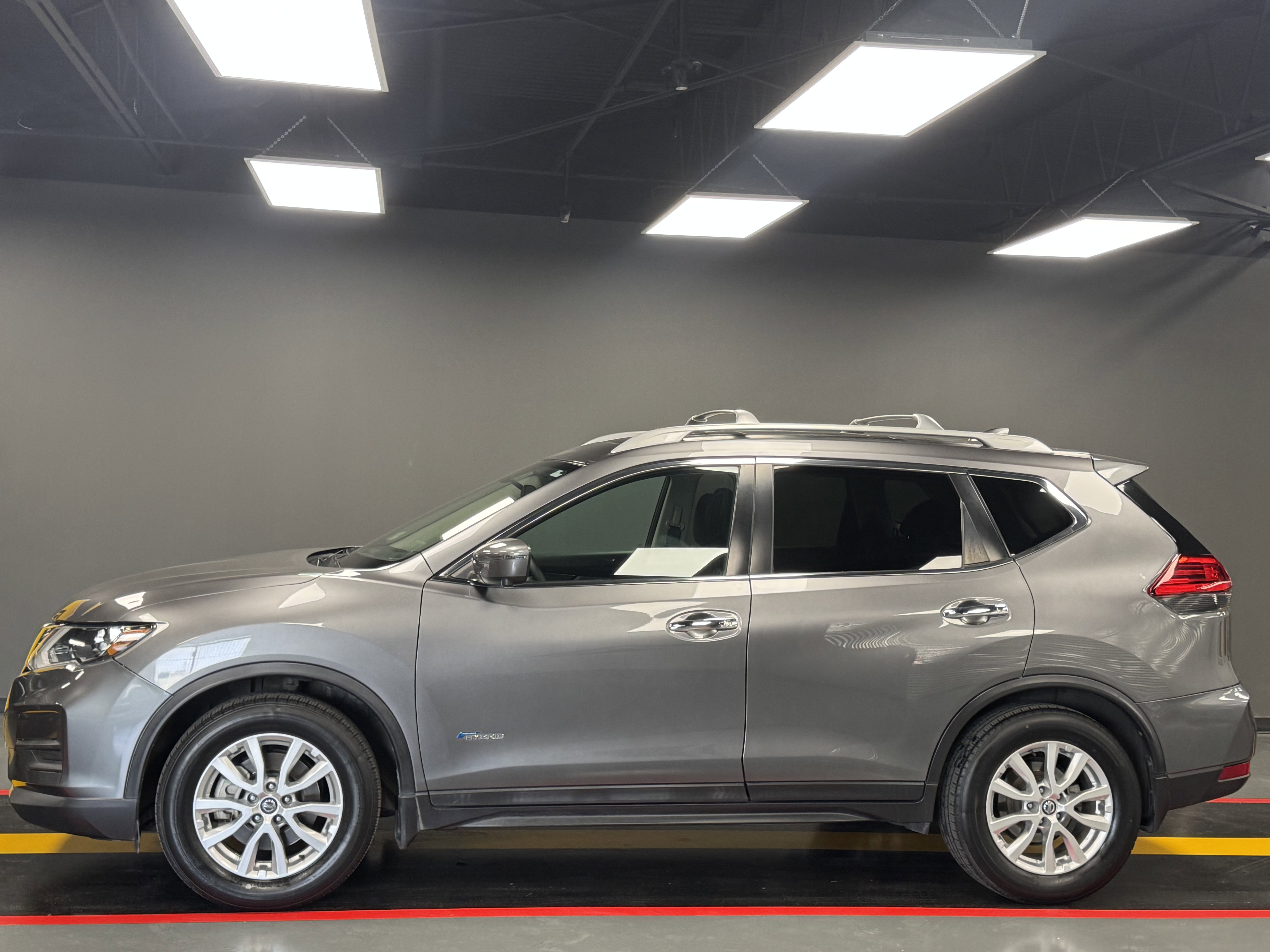 Used 2017 Nissan Rogue SV image 3