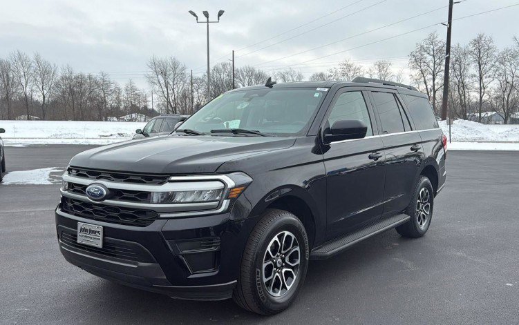 Used 2024 Ford Expedition XLT image 1