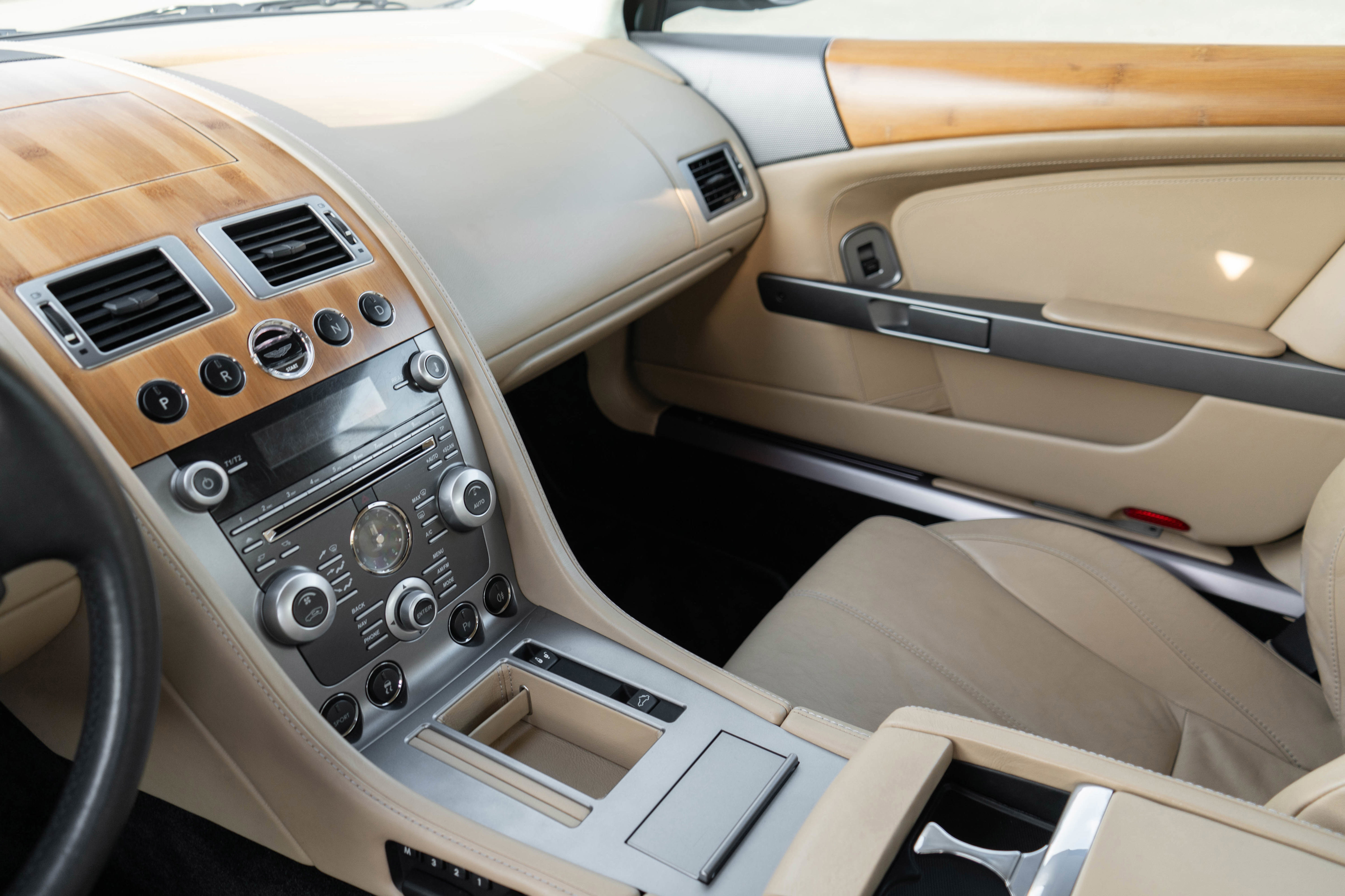 Used 2009 Aston Martin DB9 Volante image 9