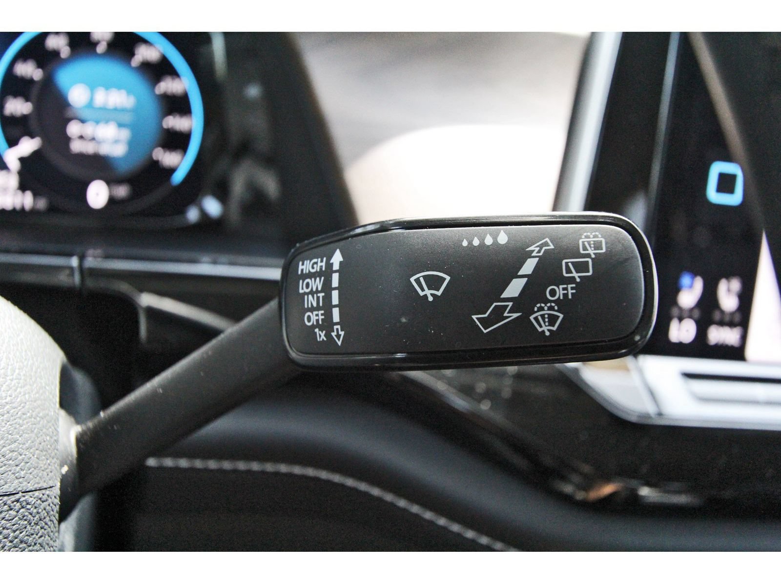 Used 2024 Volkswagen Atlas SE FWD image 18