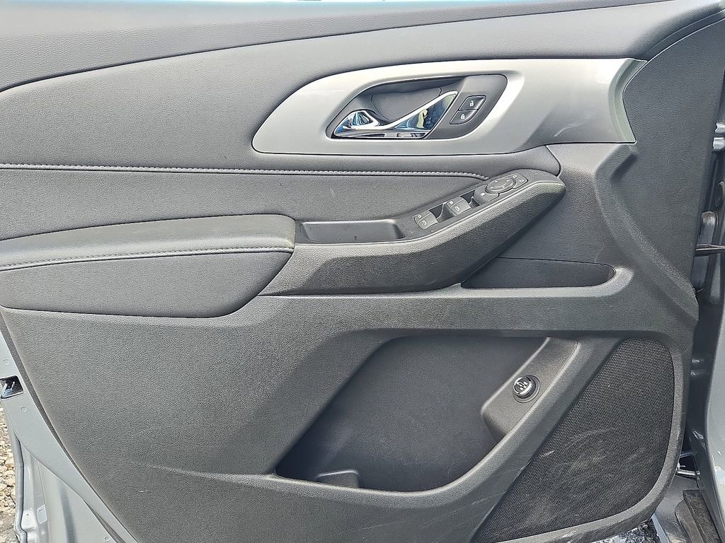 Used 2023 Chevrolet Traverse LT image 17
