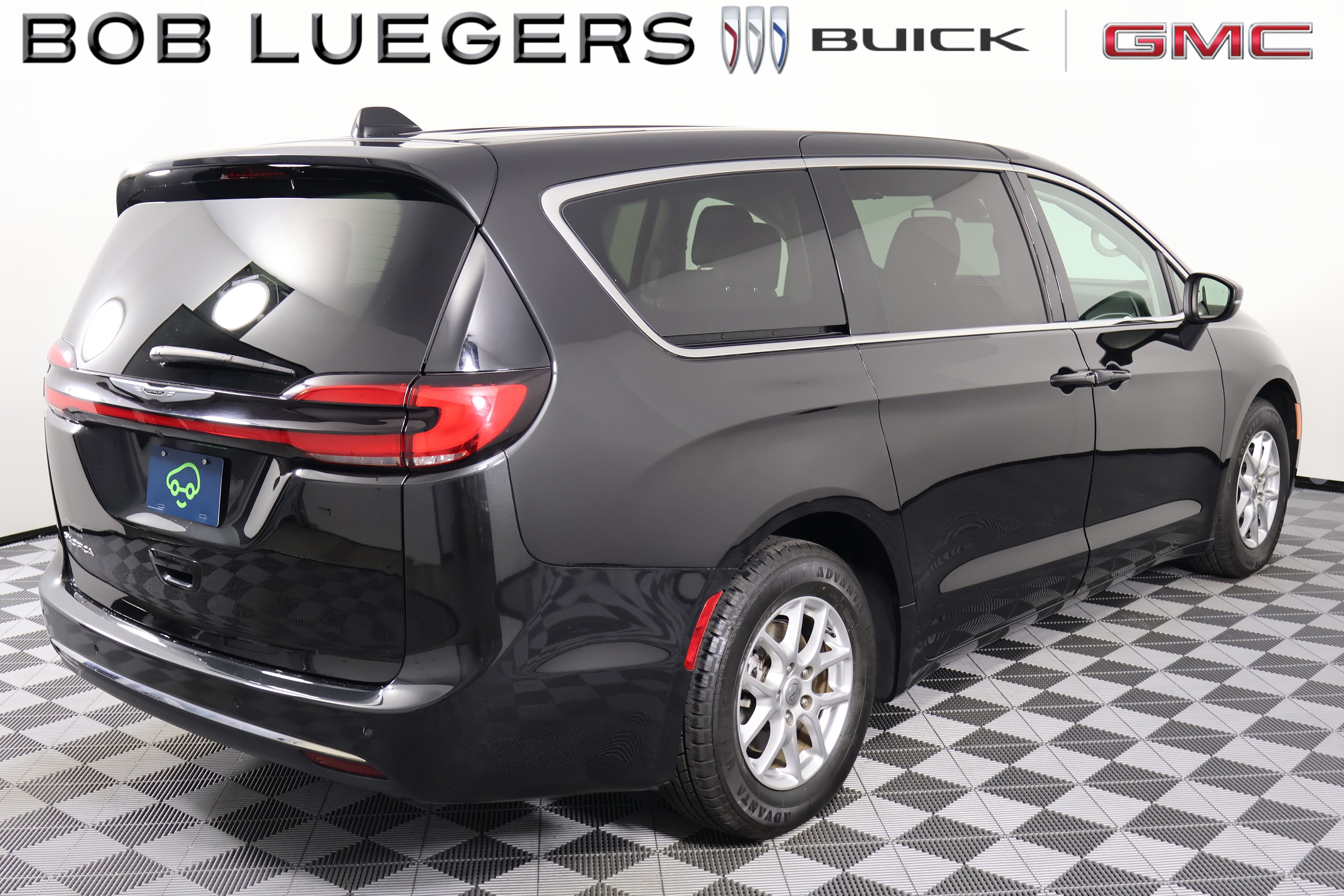 Used 2023 Chrysler Pacifica Touring-L FWD image 5