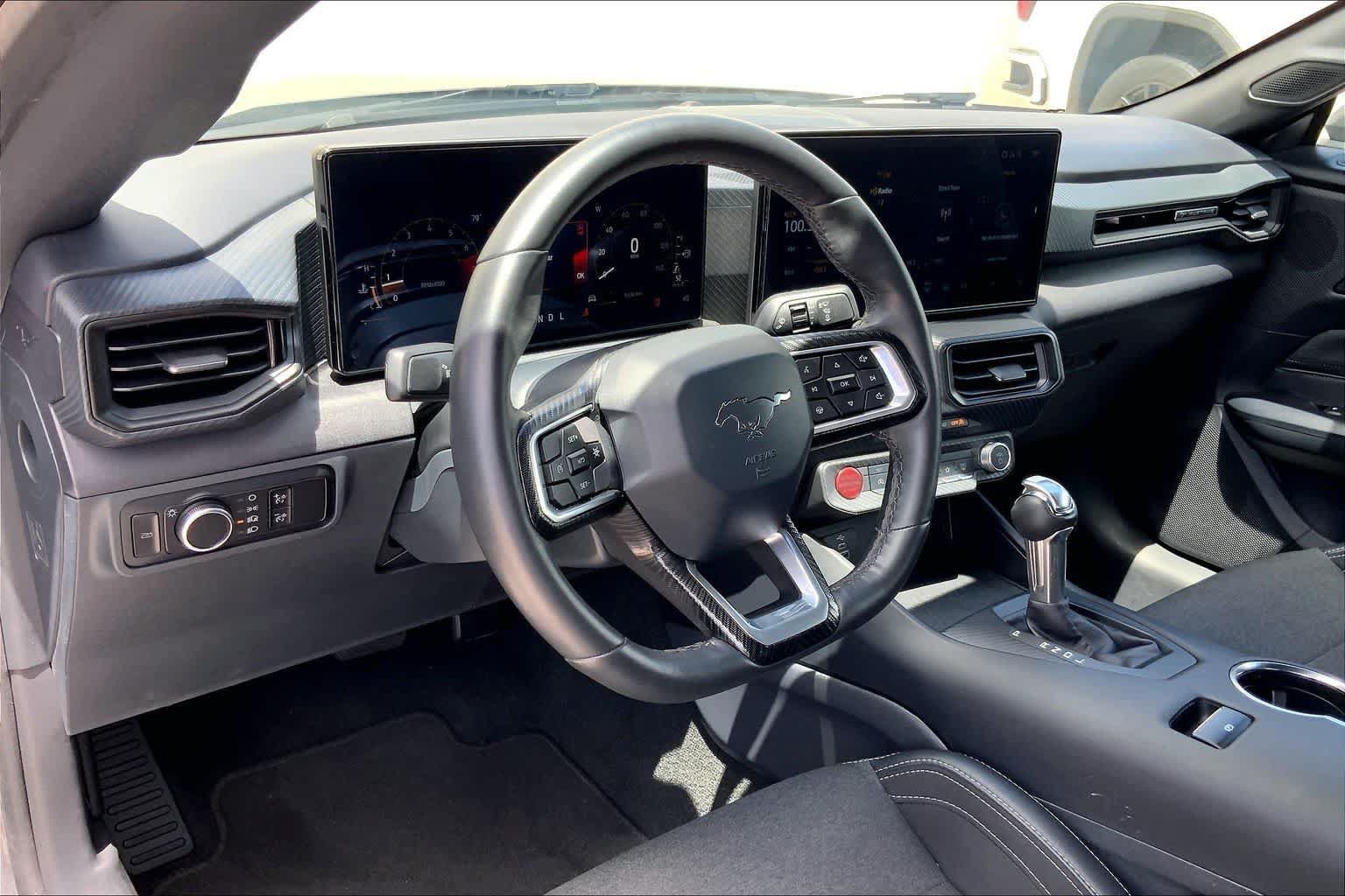 Used 2025 Ford Mustang Convertible RWD image 2