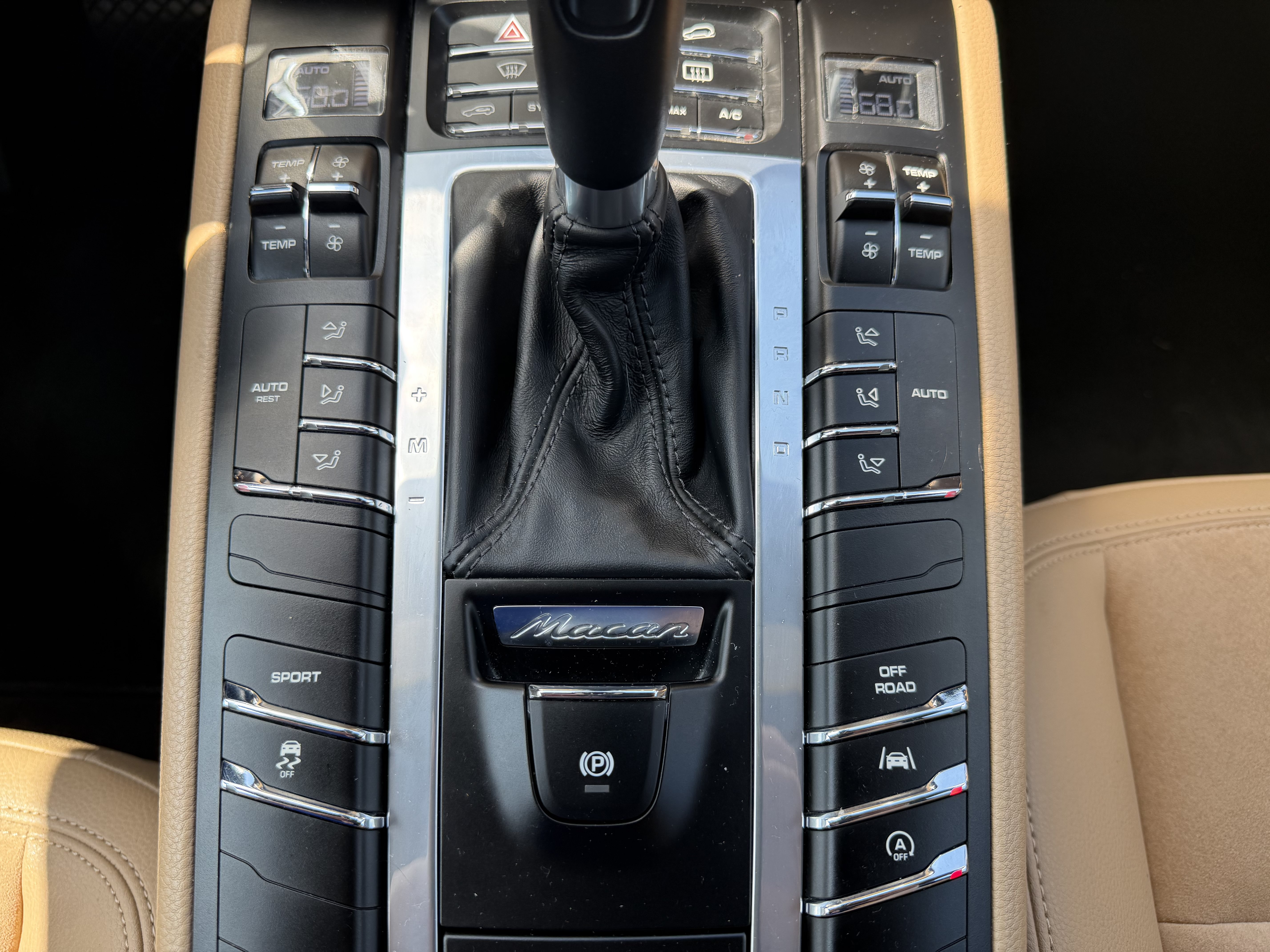 Used 2018 Porsche Macan AWD/4WD image 17