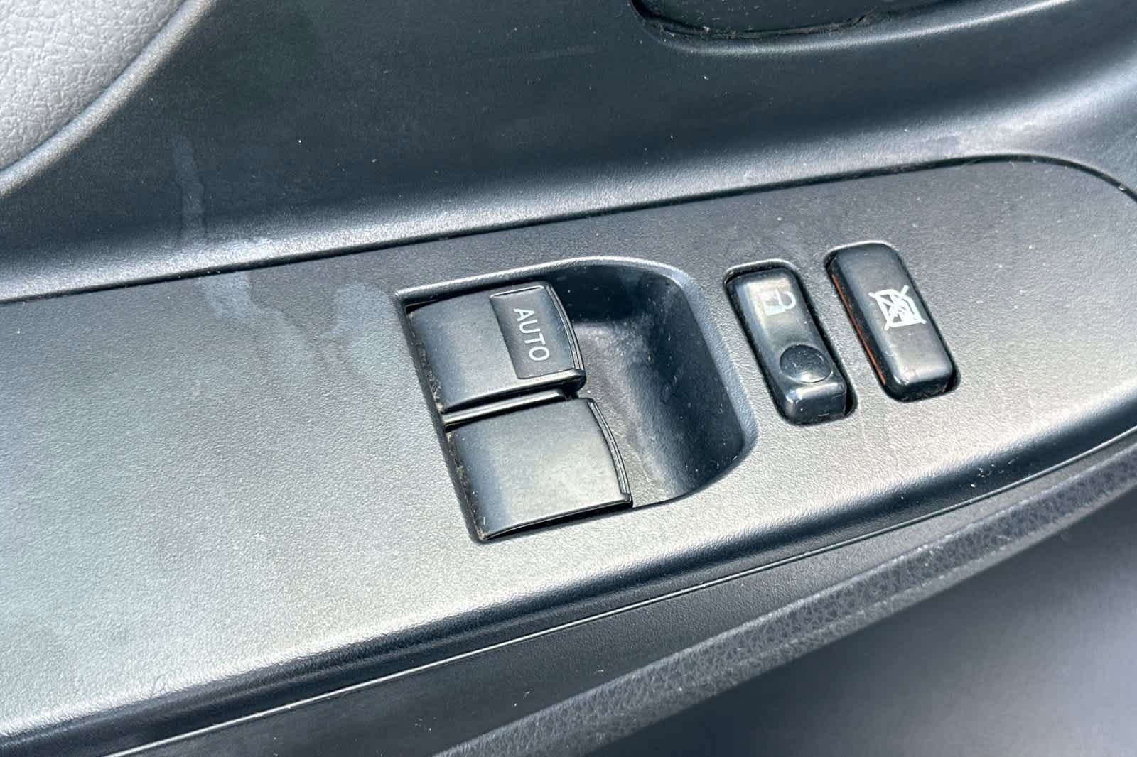 Used 2015 Toyota Yaris L image 13