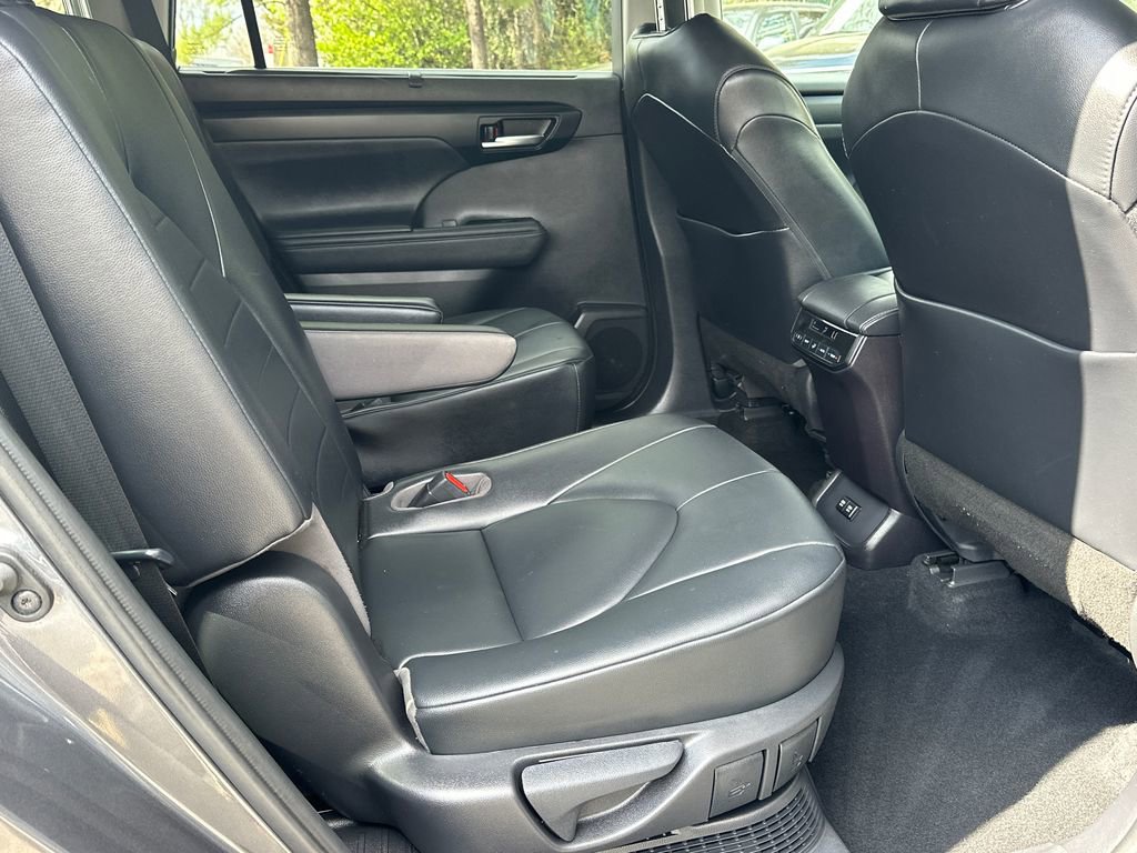 Used 2020 Toyota Highlander XLE image 14