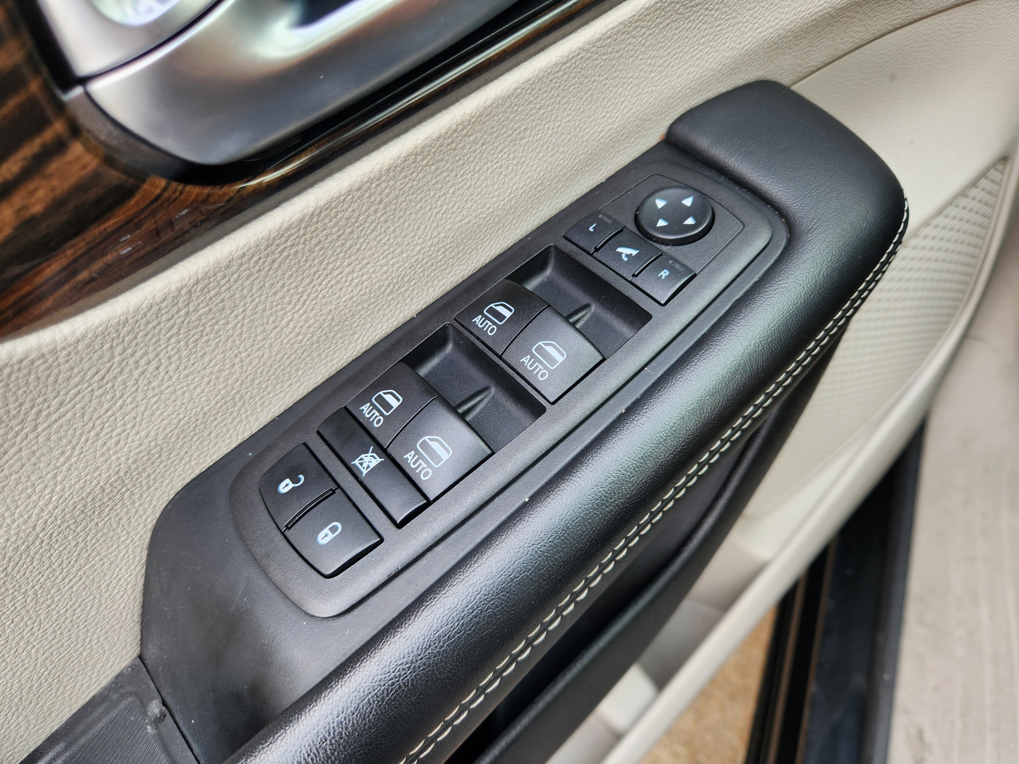 Used 2023 Chrysler Pacifica Limited FWD image 25