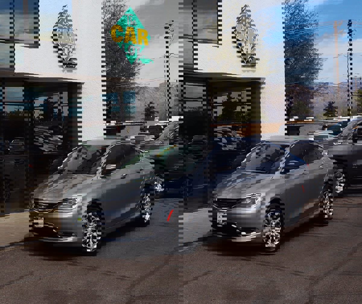 Used 2017 Chrysler 200 Limited Platinum image 2