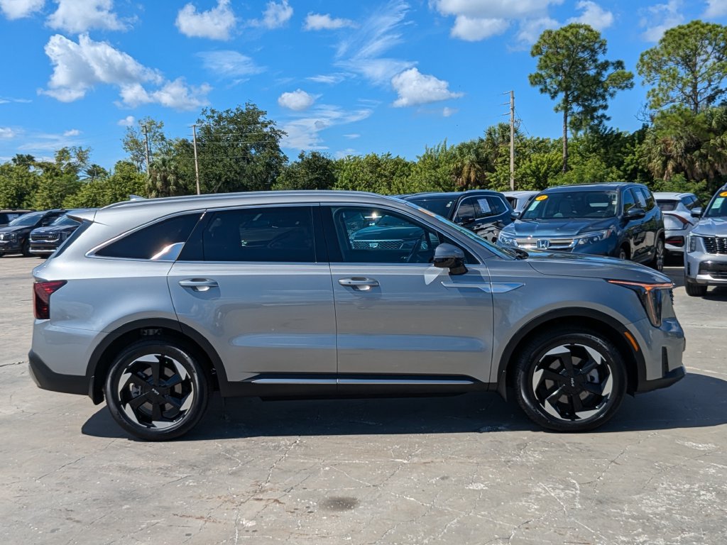Certified 2025 Kia Sorento EX FWD image 9