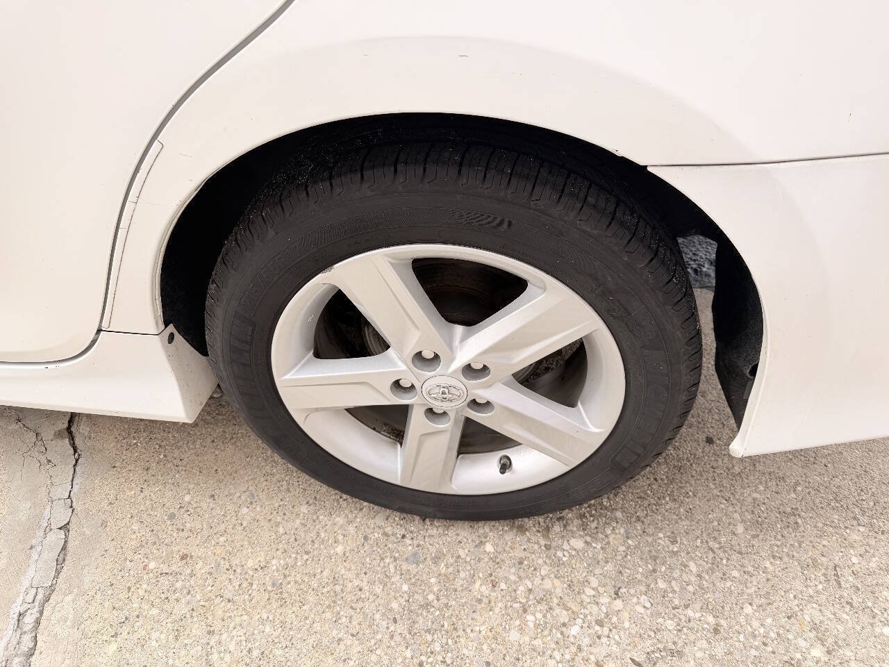 Used 2012 Toyota Camry SE w/ Leather Pkg FWD image 20