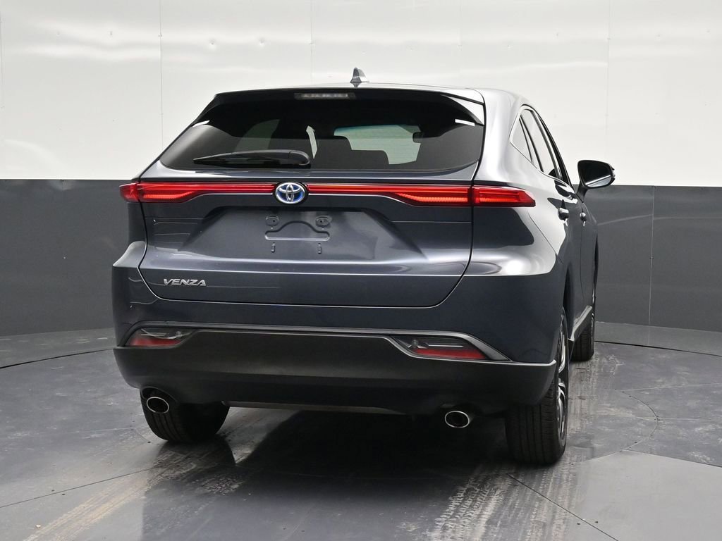 Used 2023 Toyota Venza LE image 2