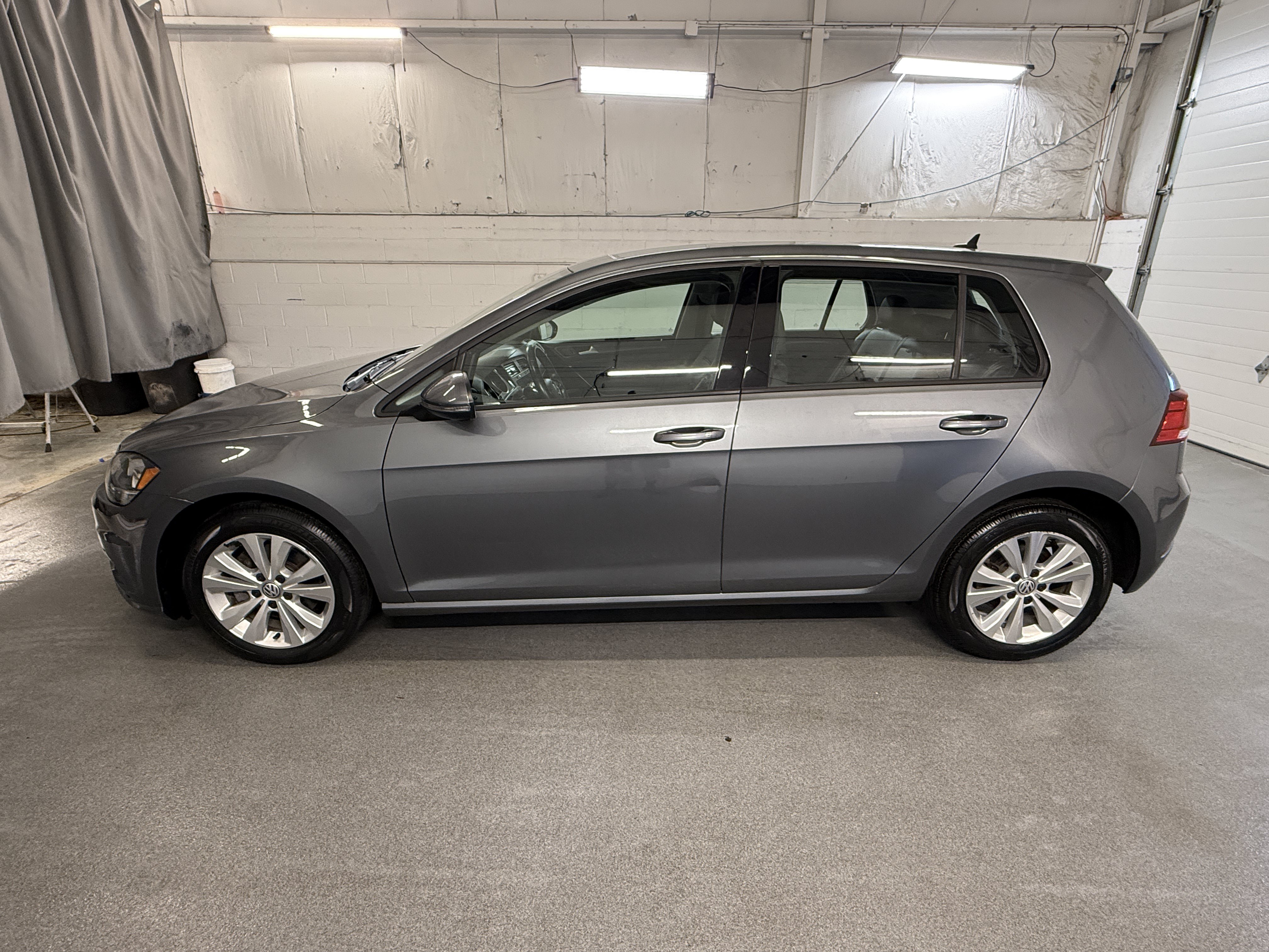 Used 2018 Volkswagen Golf SE FWD image 5