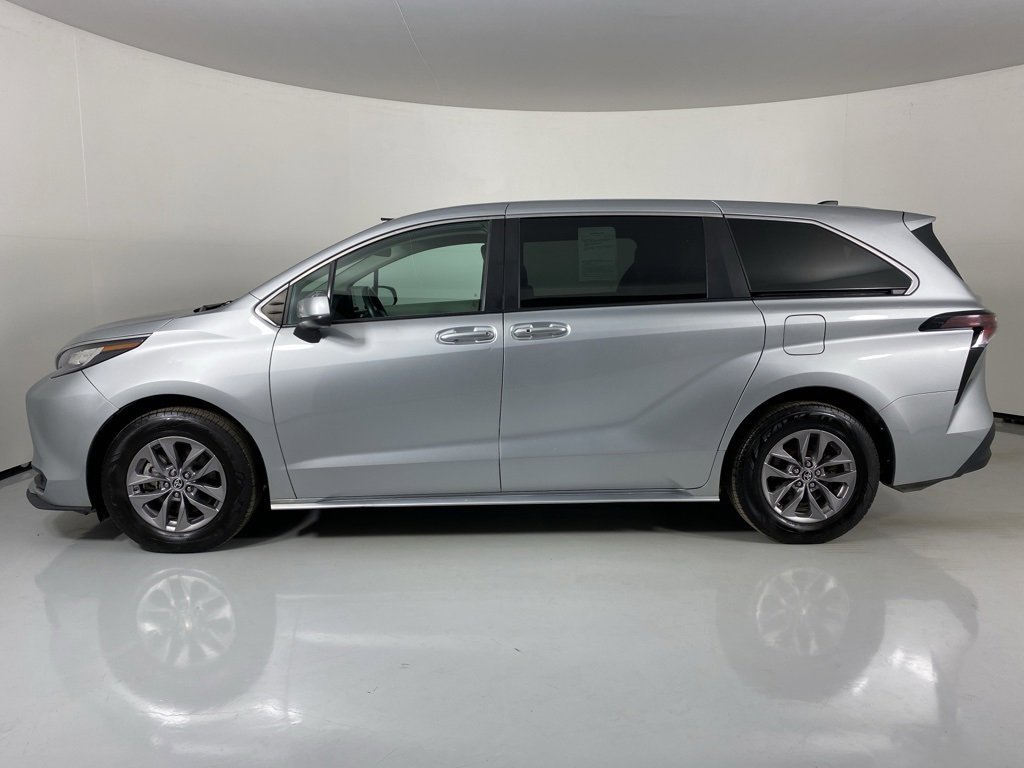 Used 2023 Toyota Sienna LE image 4