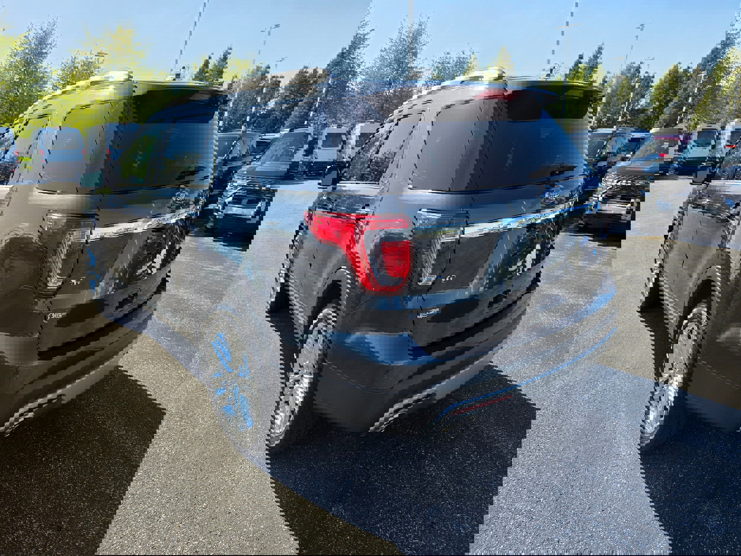 Used 2017 Ford Explorer XLT w/ Equipment Group 202A AWD/4WD image 3