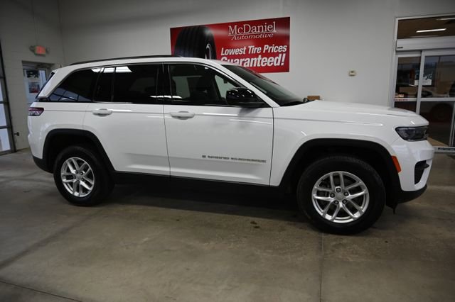 Used 2023 Jeep Grand Cherokee Laredo w/ Luxury Tech Group I AWD/4WD image 4