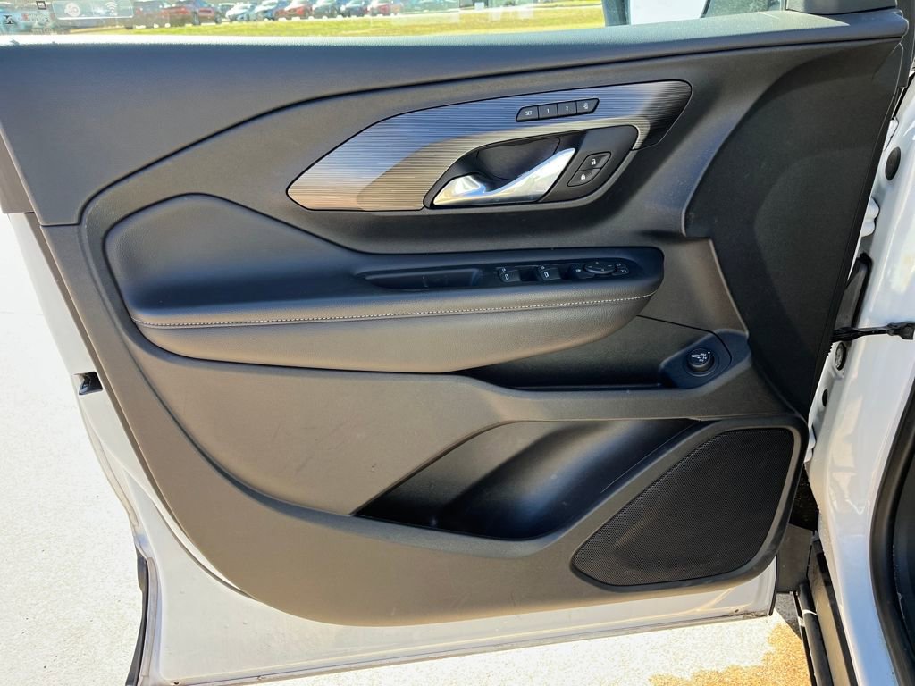 Used 2023 GMC Terrain SLT image 13