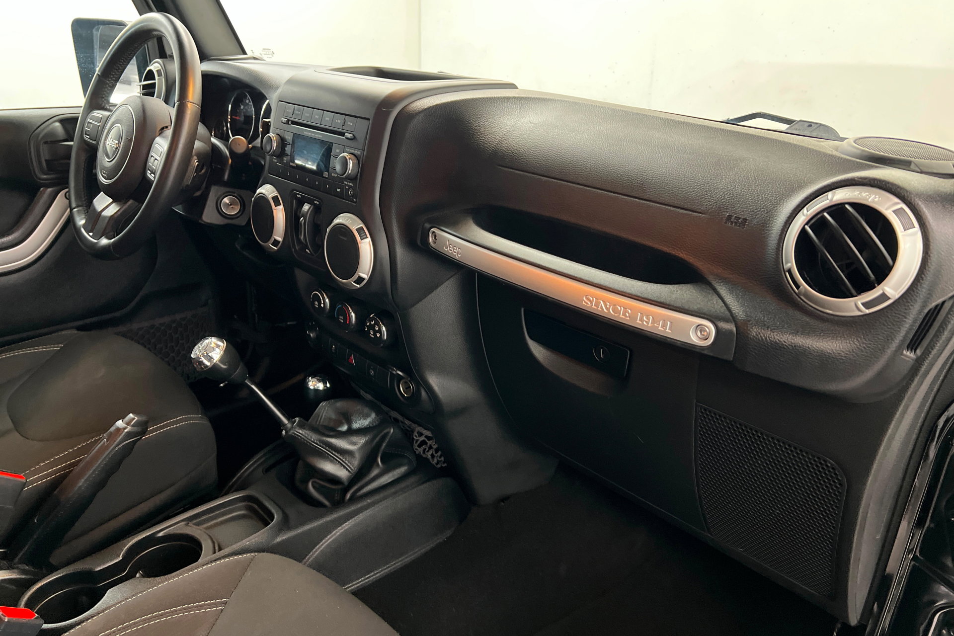 Used 2016 Jeep Wrangler Unlimited Rubicon w/ Max Tow Package AWD/4WD image 24