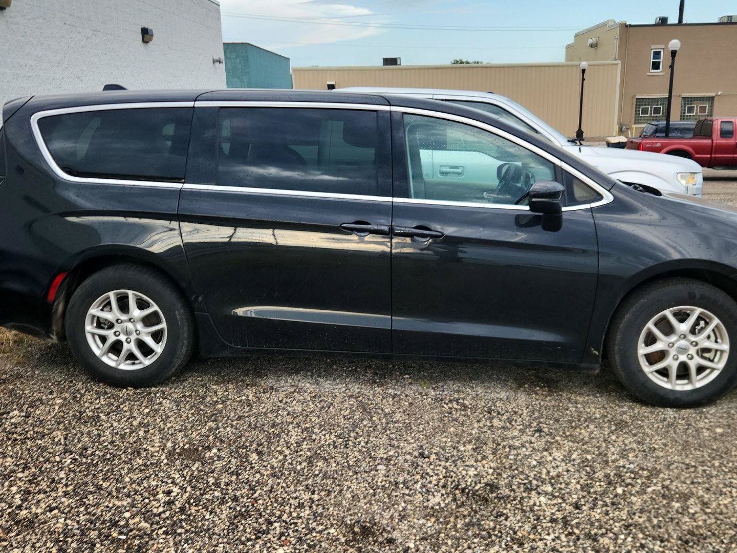 Used 2023 Chrysler Pacifica Touring-L FWD image 3
