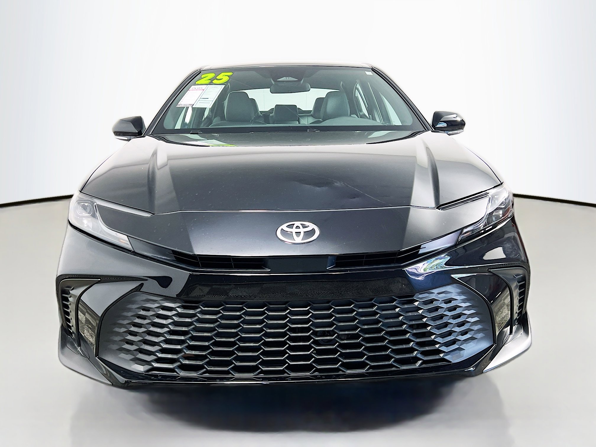 Used 2025 Toyota Camry SE FWD image 11