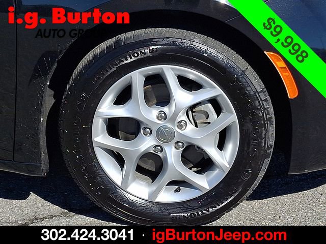 Used 2017 Chrysler Pacifica Touring-L w/ Tire & Wheel Group image 8