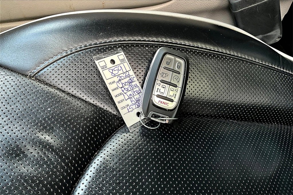 Used 2022 Chrysler Pacifica Limited image 35