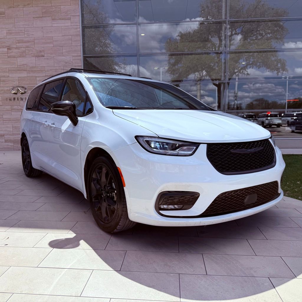 Used 2025 Chrysler Pacifica Limited image 4