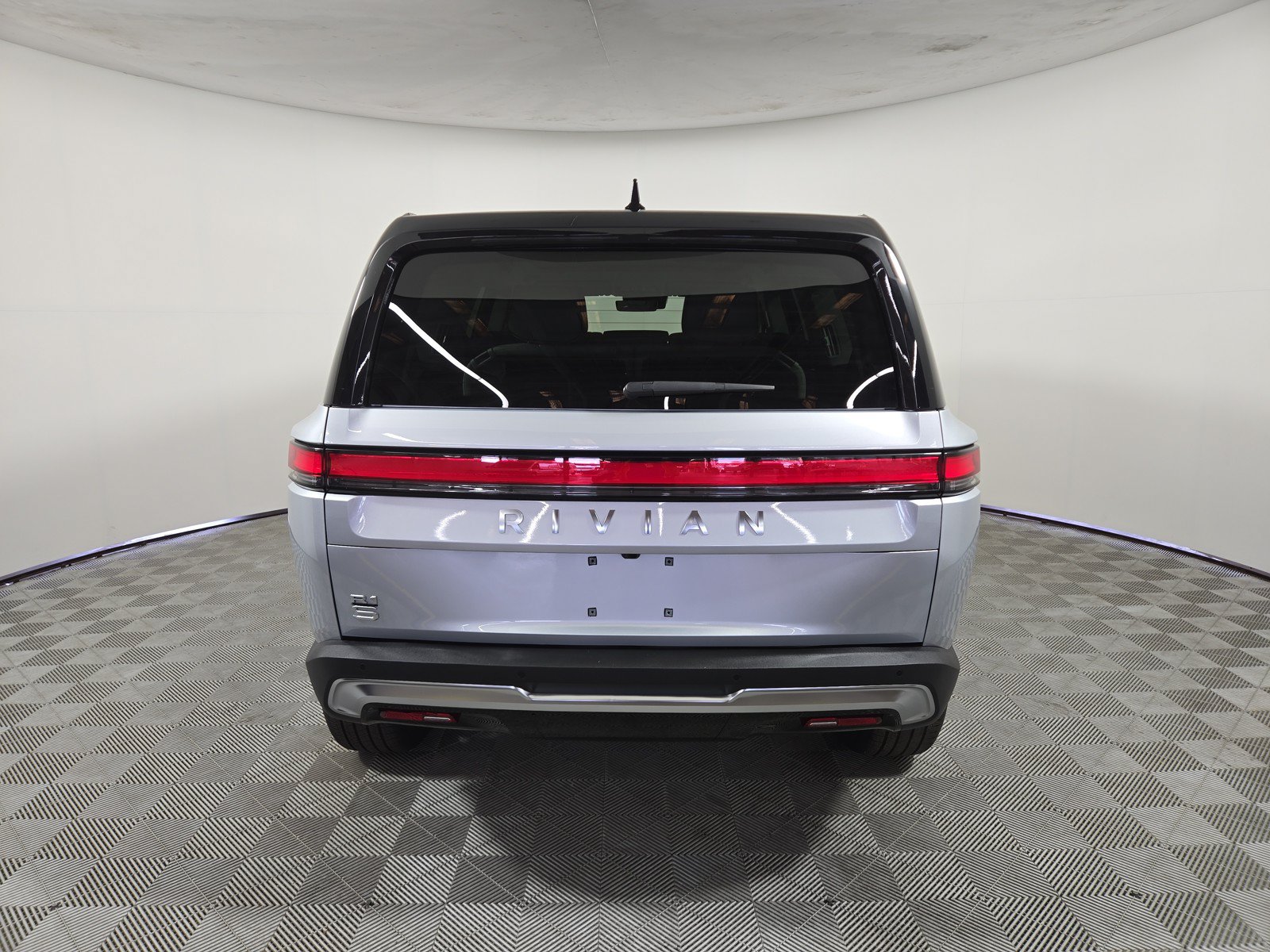 Used 2025 Rivian R1S Adventure AWD/4WD image 4