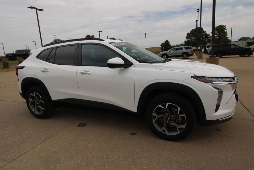 Used 2024 Chevrolet Trax LT w/ Driver Confidence Package FWD image 3