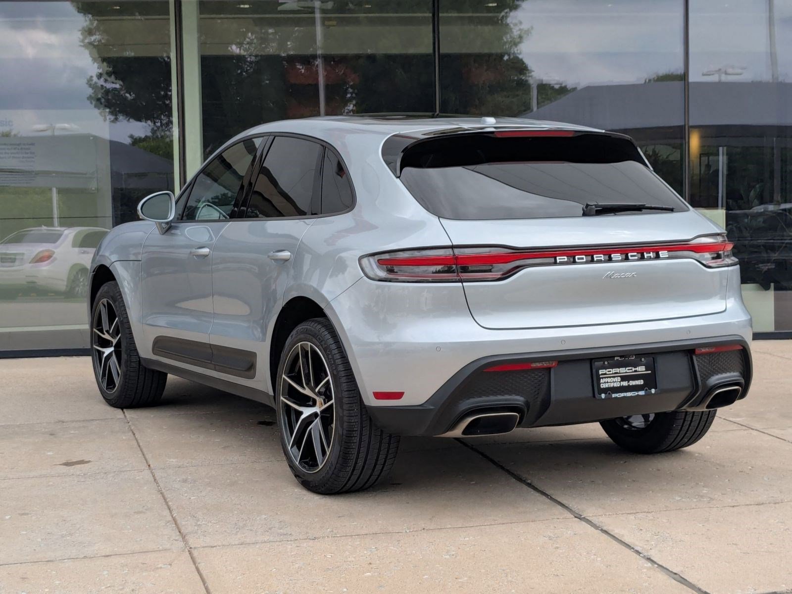 Certified 2026 Porsche Macan AWD/4WD image 3