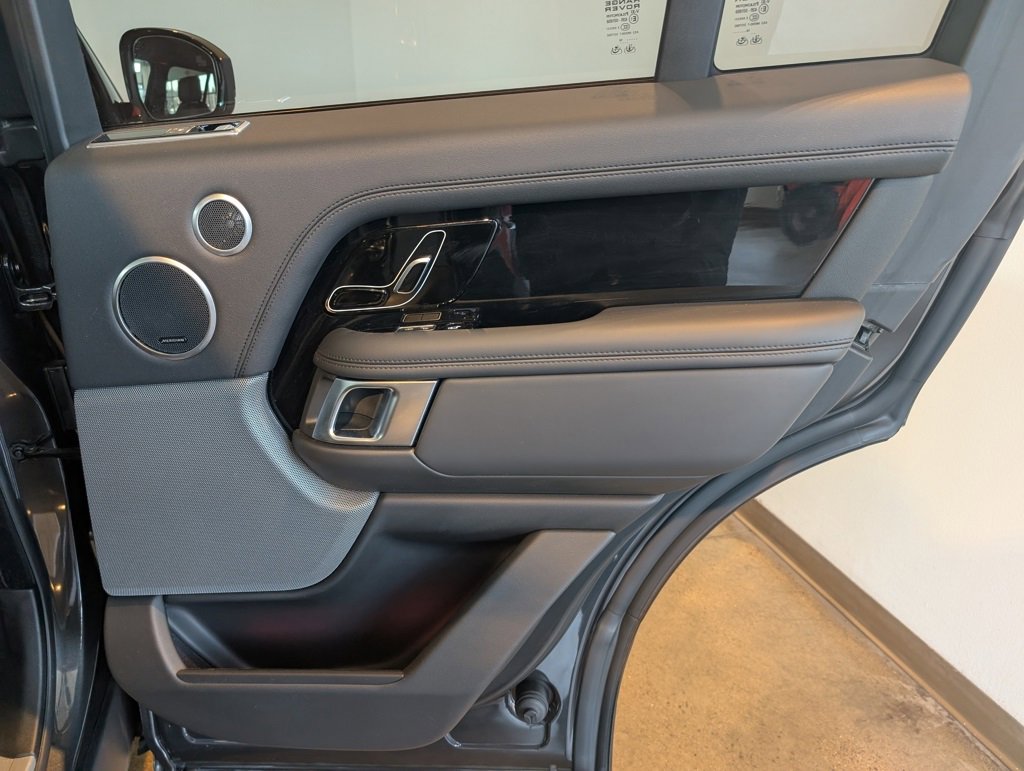 Used 2020 Land Rover Range Rover HSE image 28