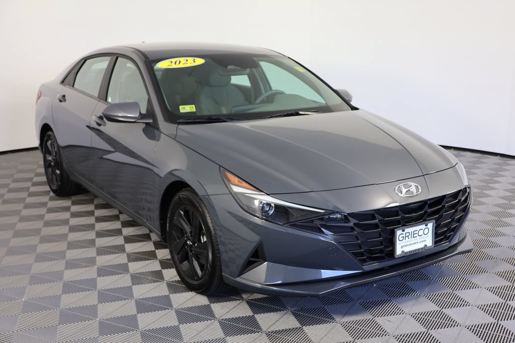 Used 2023 Hyundai Elantra SEL w/ Preferred Accessory Package FWD image 1