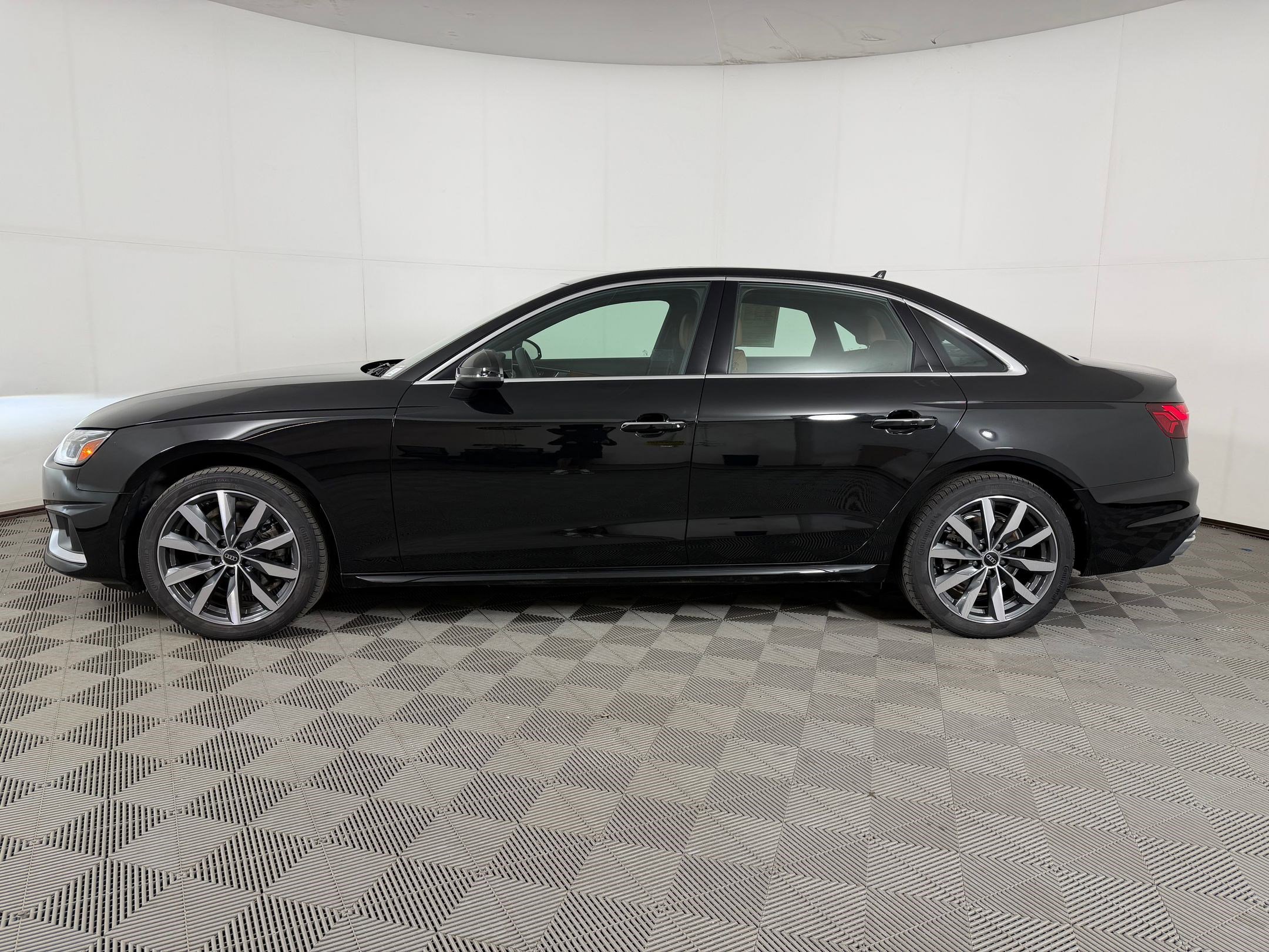Used 2025 Audi A4 2.0T Premium w/ Convenience Package image 2