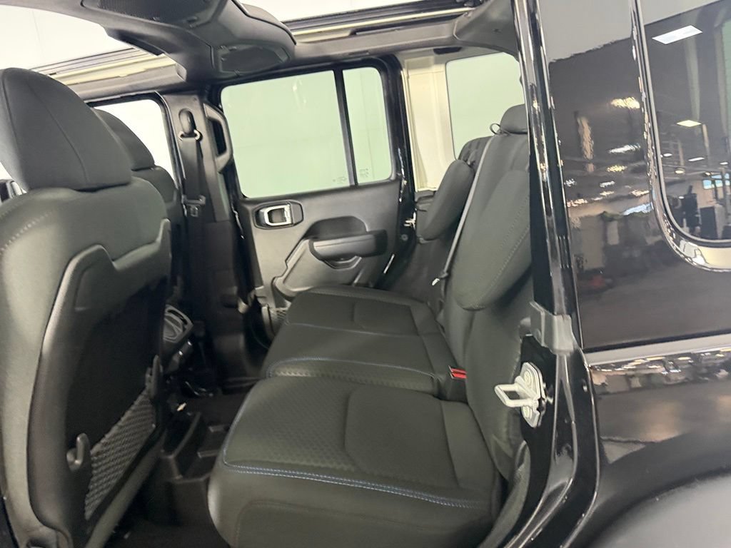 Used 2025 Jeep Wrangler Unlimited Rubicon 4xe w/ Convenience Group AWD/4WD image 26