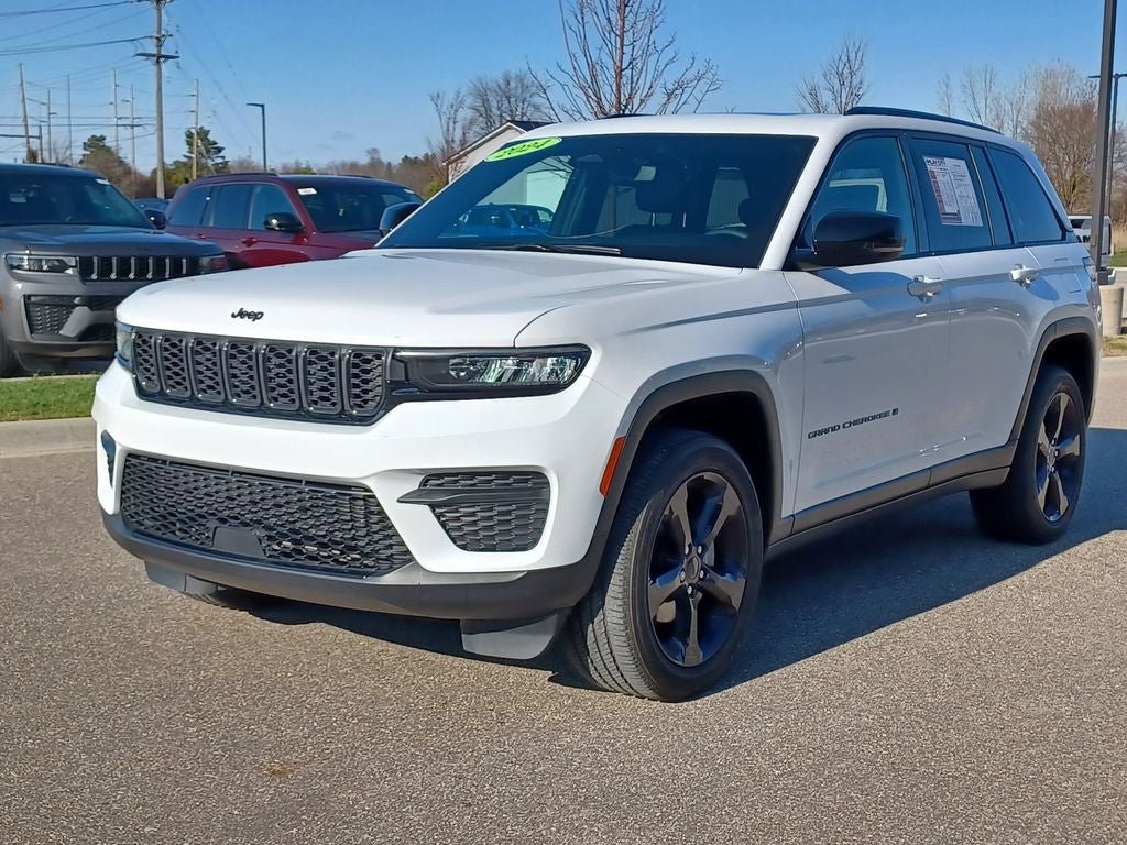 Used 2024 Jeep Grand Cherokee Altitude AWD/4WD image 2