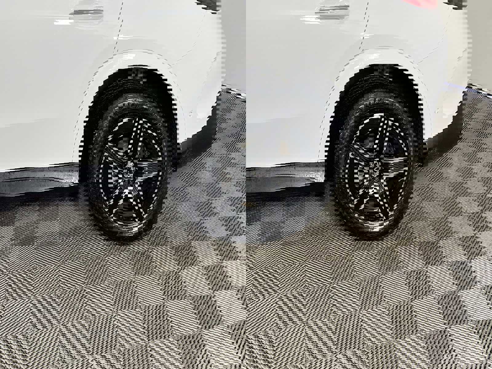 Used 2025 Mercedes-Benz GLC 300 4MATIC image 32