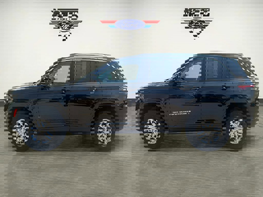 Used 2023 Jeep Grand Cherokee Laredo image 2