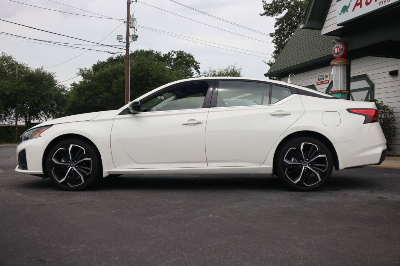 Used 2024 Nissan Altima 2.5 SR w/ SR Premium Package AWD/4WD image 2