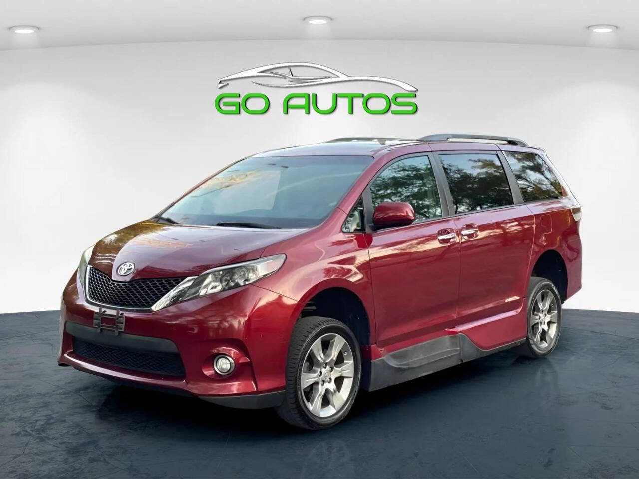 Used 2014 Toyota Sienna SE image 1