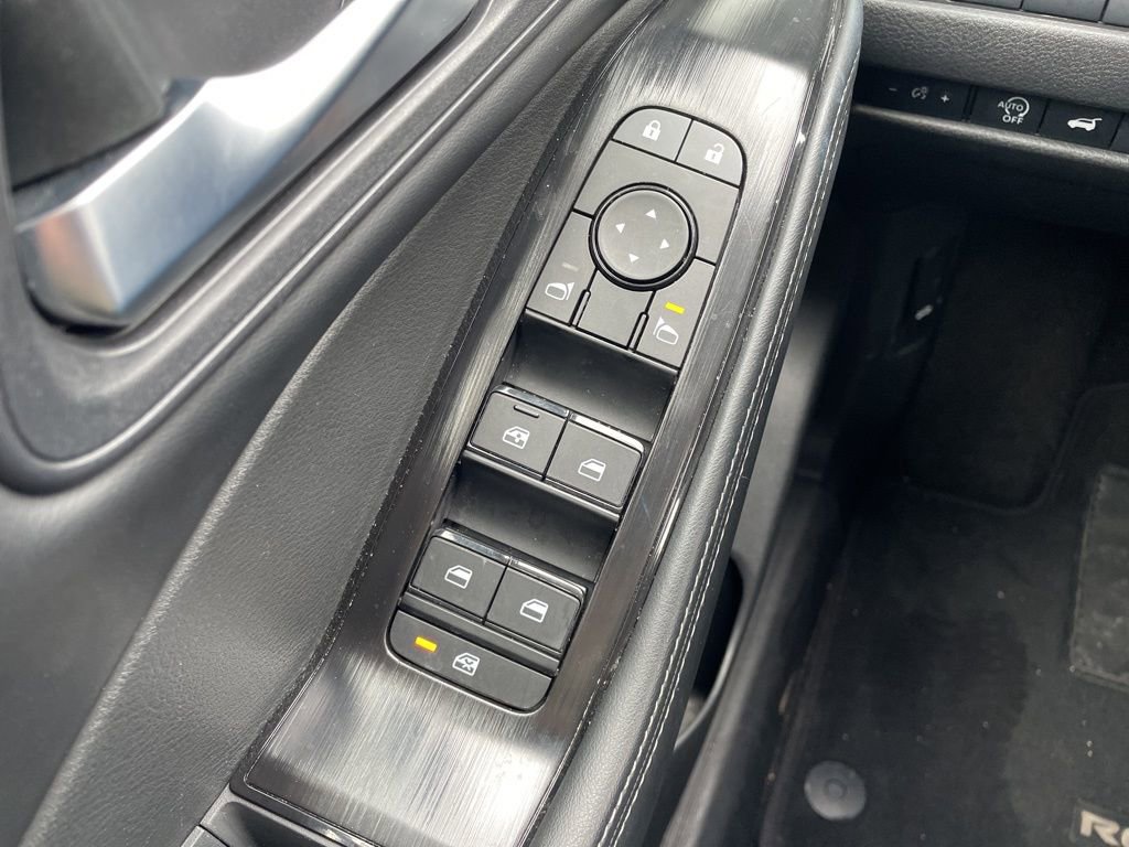 Used 2025 Nissan Rogue SV AWD/4WD image 24