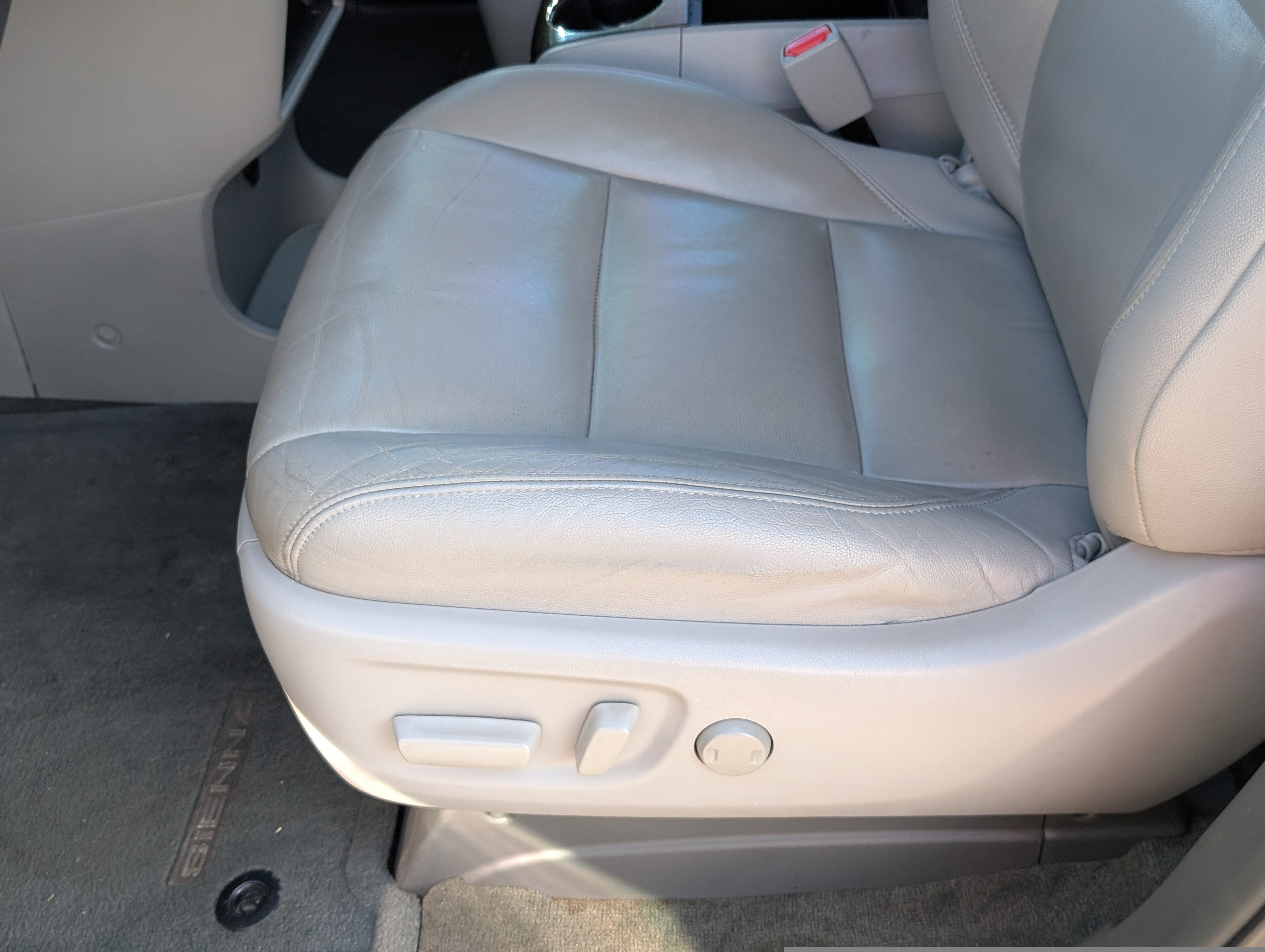 Used 2015 Toyota Sienna XLE FWD image 12