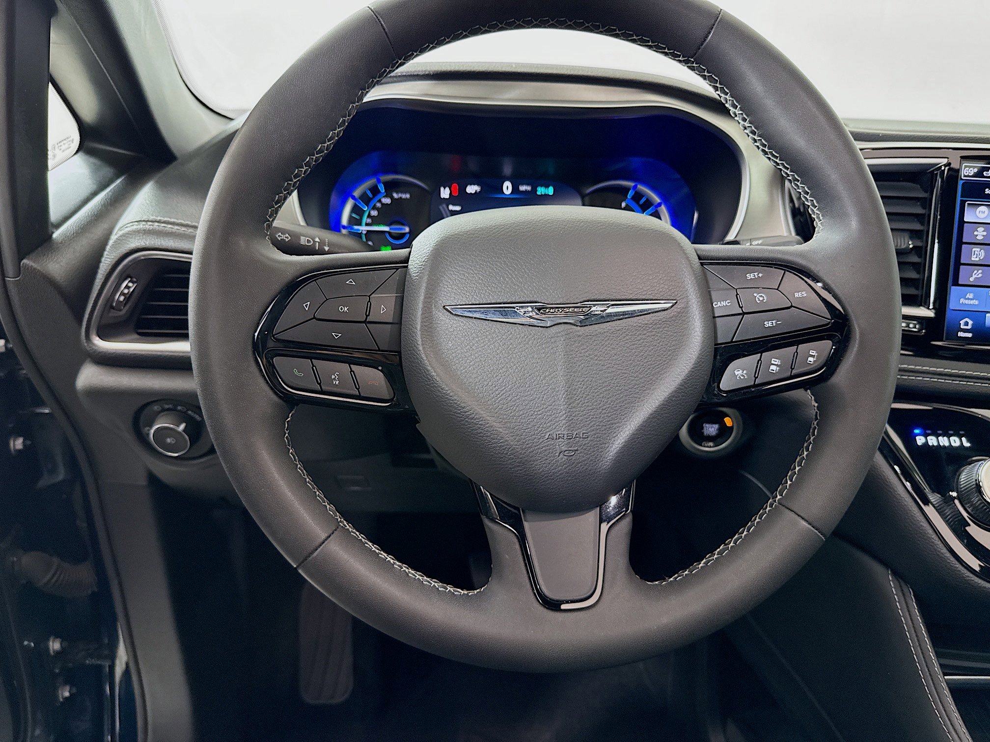 Used 2024 Chrysler Pacifica Premium FWD image 12