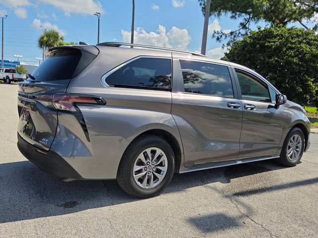 Used 2023 Toyota Sienna XLE FWD image 7