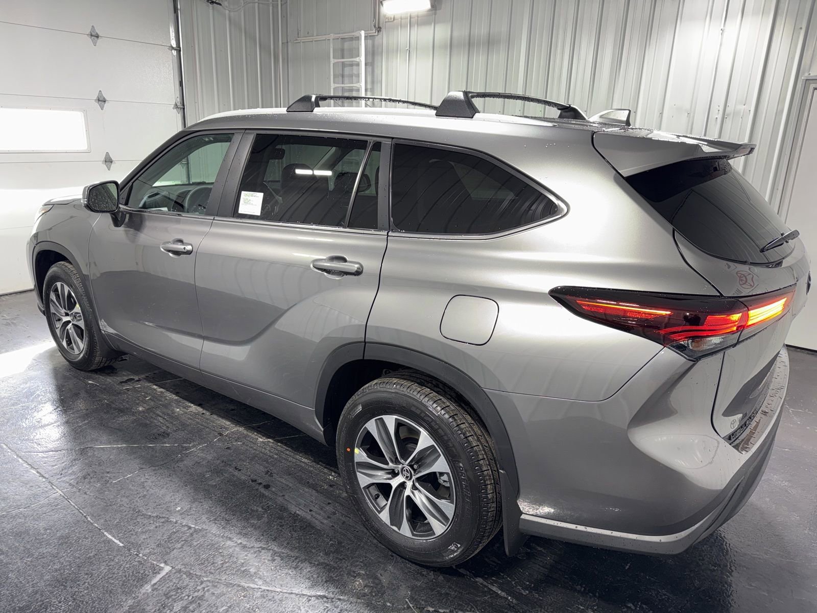 New 2026 Toyota Highlander XLE image 2