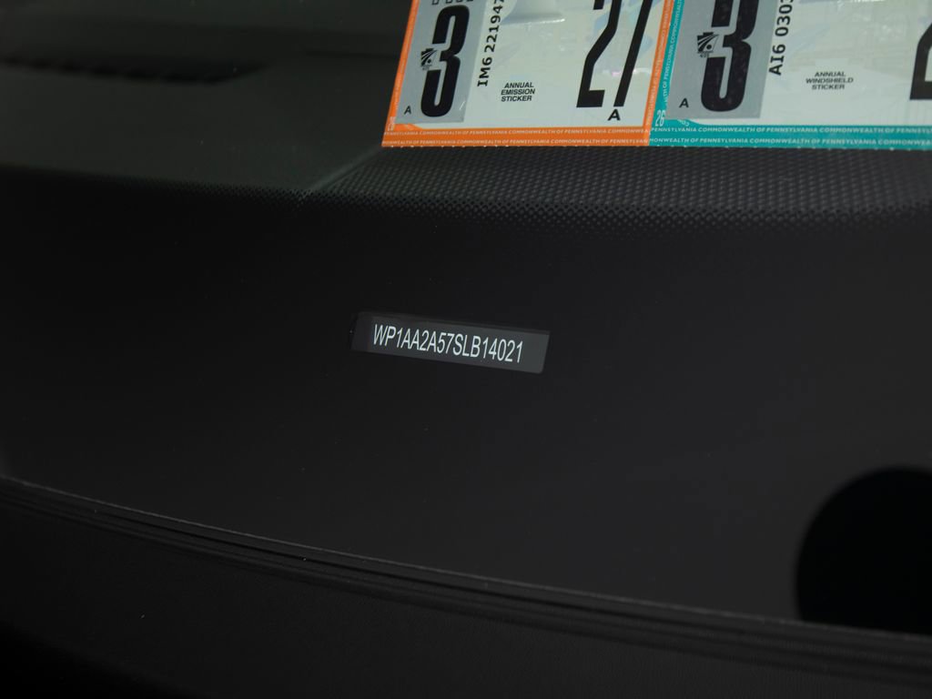 Certified 2025 Porsche Macan image 40