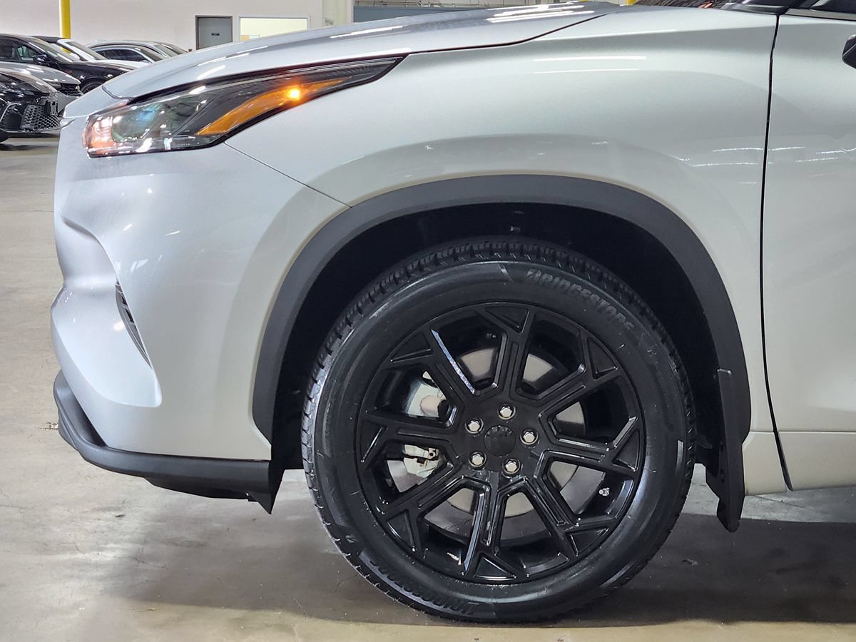 Used 2023 Toyota Highlander LE FWD image 5