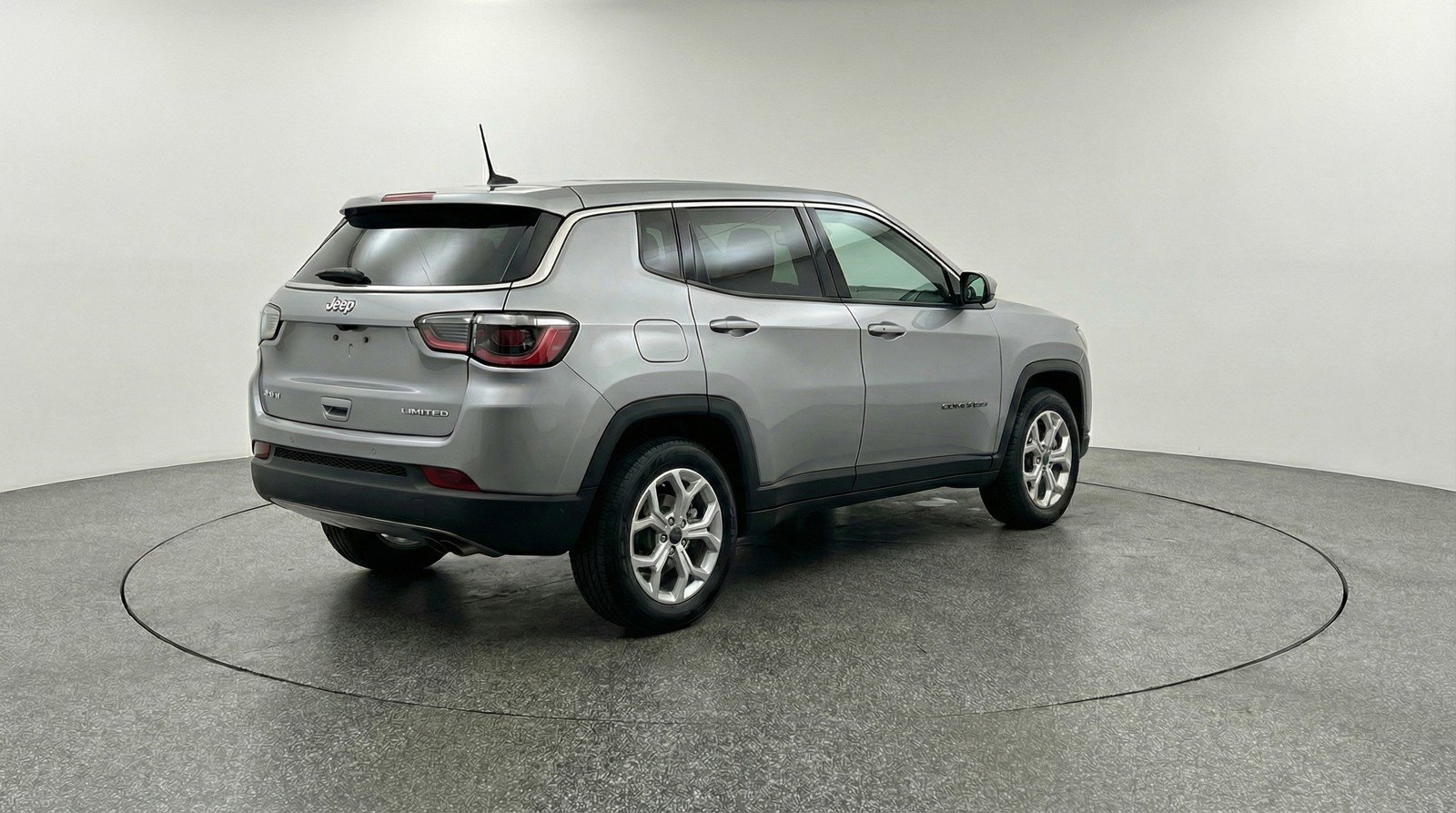 Used 2025 Jeep Compass Latitude image 9