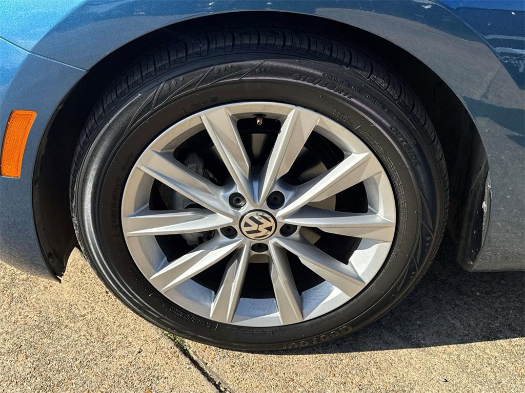 Used 2019 Volkswagen Beetle 2.0T SE image 6