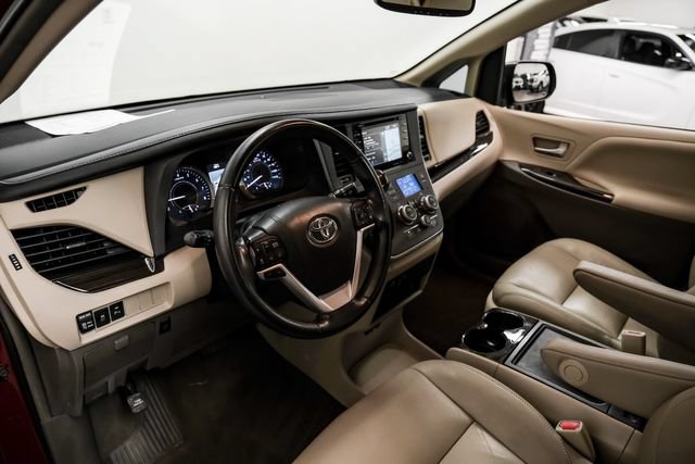 Used 2019 Toyota Sienna XLE Premium FWD image 3