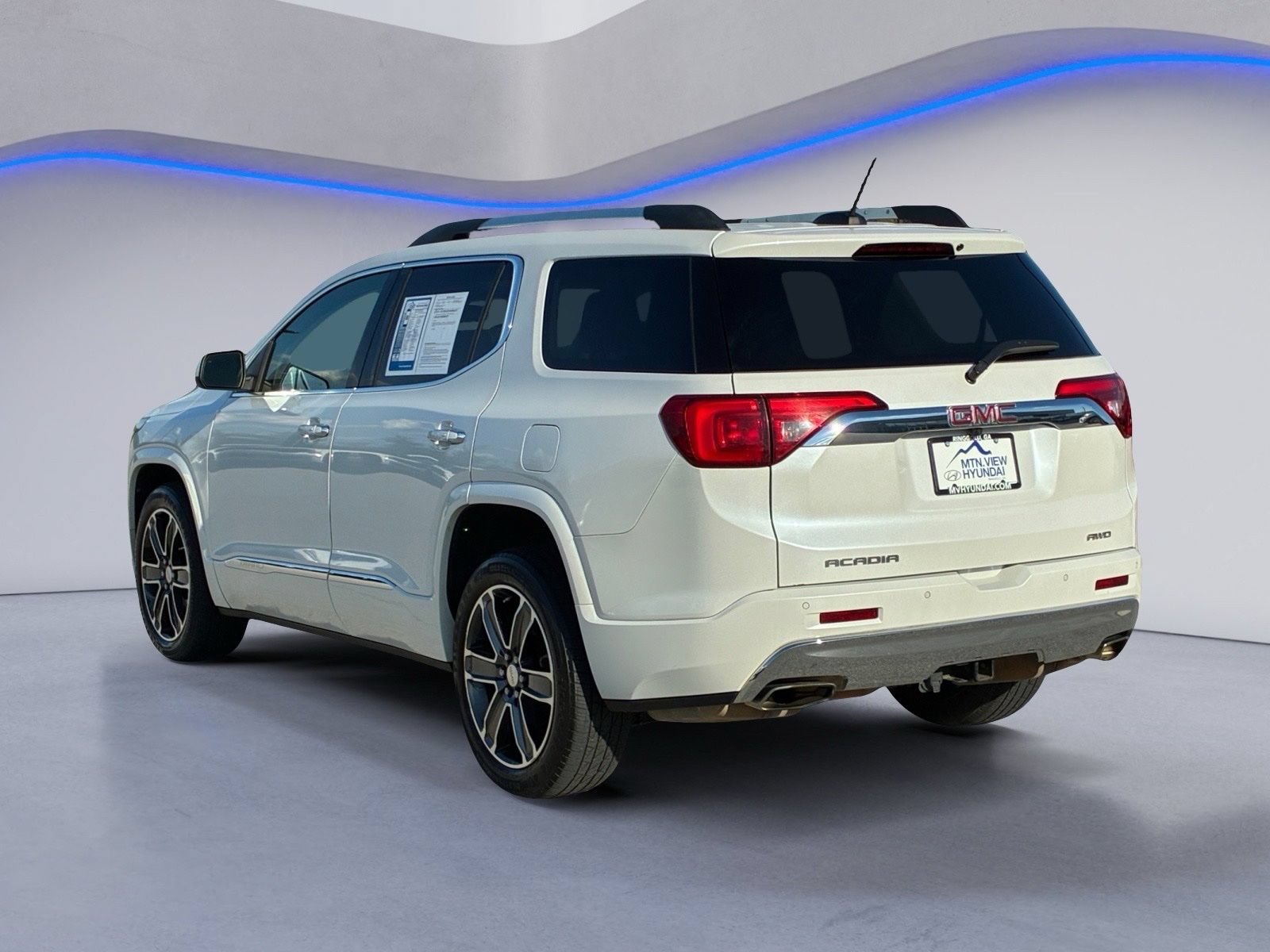 Used 2017 GMC Acadia Denali w/ Technology Package AWD/4WD image 3